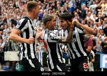 Sandro Tonali von Newcastle United (rechts) feiert das erste Tor seiner Seite im Spiel mit Teamkollegen während des Premier League-Spiels in St. James' Park, Newcastle-upon-Tyne. Foto: Samstag, 12. August 2023. Stockfoto