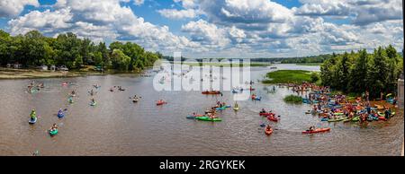 Der jährliche Paddle Pub Crawl am Lake Wausau, Wisconsin, findet am letzten Samstag im Juli statt Stockfoto