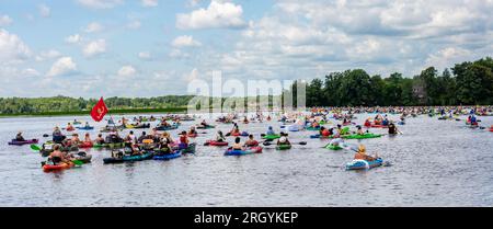 Der jährliche Paddle Pub Crawl am Lake Wausau, Wisconsin, findet am letzten Samstag im Juli statt Stockfoto