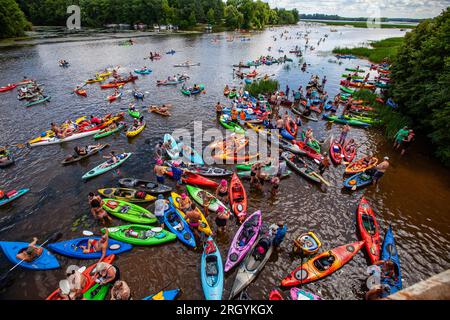 Der jährliche Paddle Pub Crawl am Lake Wausau, Wisconsin, findet am letzten Samstag im Juli statt Stockfoto