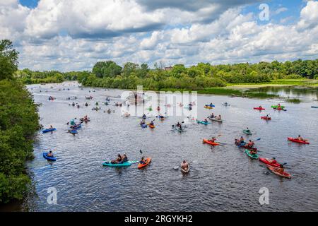 Der jährliche Paddle Pub Crawl am Lake Wausau, Wisconsin, findet am letzten Samstag im Juli statt Stockfoto