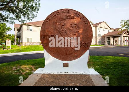 Der größte Penny der Welt erinnert an eine Spendenaktion im Wert von 1953, um Pennys zu sparen, damit Woodruff, Wisconsin, ein Krankenhaus bauen konnte. Stockfoto