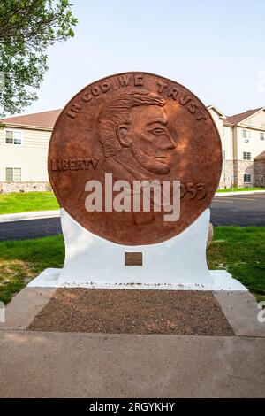 Der größte Penny der Welt erinnert an eine Spendenaktion im Wert von 1953, um Pennys zu sparen, damit Woodruff, Wisconsin, ein Krankenhaus bauen konnte. Stockfoto