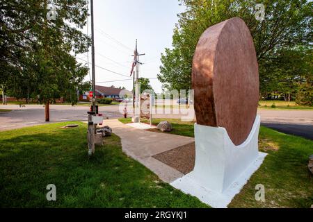 Der größte Penny der Welt erinnert an eine Spendenaktion im Wert von 1953, um Pennys zu sparen, damit Woodruff, Wisconsin, ein Krankenhaus bauen konnte. Stockfoto