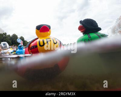 Hannover, Deutschland. 12. Aug. 2023. Die „Big Ducks“ schwimmen beim Entenrennen der Wohltätigkeitsorganisation, bevor das Rennen am Nordufer des Maschsees beginnt. Das Entenrennen 12. auf dem Maschsee findet am vorletzten Tag des Maschsee-Festivals vom norddeutschen Knochenmark- und Stammzellspenderregister (NKR) statt. Kredit: Michael Matthey/dpa/Alamy Live News Stockfoto