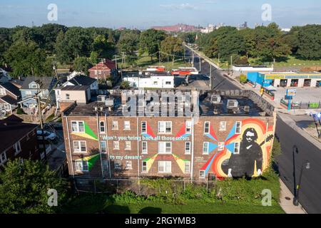 Detroit, Michigan, USA. 12. Aug. 2023. Ein Gemälde auf einem Gebäude im Südwesten Detroits ehrt den Sänger Sixto Rodriguez, der am 8. August 2023 starb. Rodriguez war in den Vereinigten Staaten wenig bekannt, aber (ihm unbekannt) wurde während des Anti-Apartheid-Kampfes in Südafrika zum großen Star. Rodriguez wurde in den USA nach der Veröffentlichung des Dokumentarfilms „Searching for Sugar man“ aus dem Jahr 2012 bekannt. Das Wandgemälde wurde 2020 vom mexikanisch-amerikanischen Künstler Elton Monroy gemalt. Kredit: Jim West/Alamy Live News Stockfoto