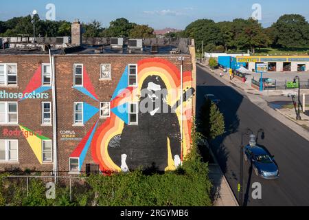 Detroit, Michigan, USA. 12. Aug. 2023. Ein Gemälde auf einem Gebäude im Südwesten Detroits ehrt den Sänger Sixto Rodriguez, der am 8. August 2023 starb. Rodriguez war in den Vereinigten Staaten wenig bekannt, aber (ihm unbekannt) wurde während des Anti-Apartheid-Kampfes in Südafrika zum großen Star. Rodriguez wurde in den USA nach der Veröffentlichung des Dokumentarfilms „Searching for Sugar man“ aus dem Jahr 2012 bekannt. Das Wandgemälde wurde 2020 vom mexikanisch-amerikanischen Künstler Elton Monroy gemalt. Kredit: Jim West/Alamy Live News Stockfoto