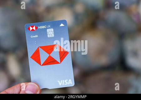 Neue Kreditkarte von HSBC UK VISA. Der neue 2023-Look einer Bankkarte mit zusätzlichen Sicherheitsfunktionen. Stafford, Großbritannien, 12. August 2023 Stockfoto