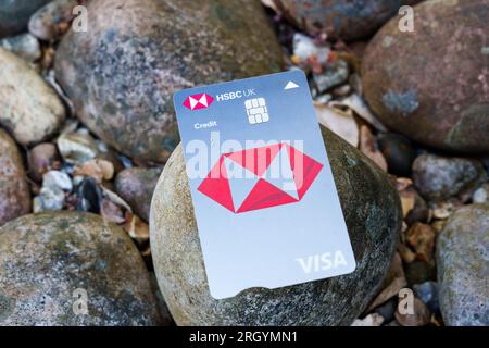 Neue Kreditkarte von HSBC UK VISA. Der neue 2023-Look einer Bankkarte mit zusätzlichen Sicherheitsfunktionen. Stafford, Großbritannien, 12. August 2023 Stockfoto