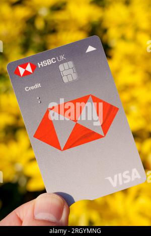Neue Kreditkarte von HSBC UK VISA. Der neue 2023-Look einer Bankkarte mit zusätzlichen Sicherheitsfunktionen. Stafford, Großbritannien, 12. August 2023 Stockfoto