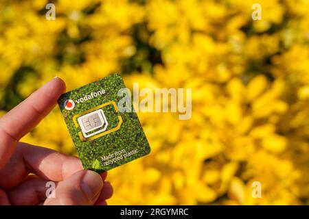 Vodafone SIM-Karte aus recyceltem Kunststoff. Nahaufnahme mit unscharfem Hintergrund und Kopierbereich. Stafford, Großbritannien, 12. August 2023 Stockfoto