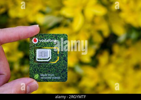 Vodafone SIM-Karte aus recyceltem Kunststoff. Nahaufnahme mit unscharfem Hintergrund und Kopierbereich. Stafford, Großbritannien, 12. August 2023 Stockfoto