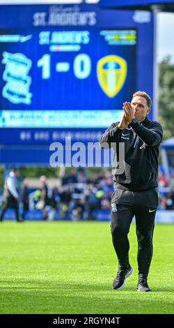 Birmingham, West Midlands, Großbritannien. 12. August 2023; St Andrews, Birmingham, West Midlands, England; EFL Championship Football, Birmingham City gegen Leeds United; Birmingham City Head Coach John Eustice applaudiert den Fans seines Teams nach dem letzten Pfiff mit der Anzeigetafel im Hintergrund Credit: Action Plus Sports Images/Alamy Live News Stockfoto