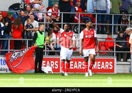 AESSEAL New York Stadium, Rotherham, England - 12. August 2023 Fred Onyedinma (links) von Rotherham United erkennt die Fans an, nachdem er dort 2. Tor erzielte - während des Spiels Rotherham gegen Blackburn, Sky Bet Championship, 2023/24, AESSEAL New York Stadium, Rotherham, England - 12. August 2023 Guthaben: Arthur Haigh/WhiteRosePhotos/Alamy Live News Stockfoto