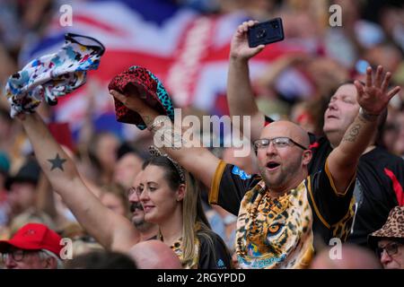 London, Großbritannien. 12. Aug. 2023. Jubilant Leigh Leopards Fans nach dem Betfred Challenge Cup Spiel Hull KR gegen Leigh Leopards im Wembley Stadium, London, Großbritannien, 12. August 2023 (Foto von Steve Flynn/News Images) in London, Großbritannien, am 8./12. August 2023. (Foto: Steve Flynn/News Images/Sipa USA) Guthaben: SIPA USA/Alamy Live News Stockfoto