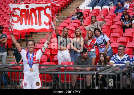 London, Großbritannien. 12. Aug. 2023. Versuchen Sie, die Torschütze Phoebe Hook feiert am 12. August 2023 im Wembley Stadium, London, England, mit den Fans des St. Helens Challenge Cup zwischen St. Helens und Leeds Rhinos in Vollzeit. Foto: Ken Sparks. Nur redaktionelle Verwendung, Lizenz für kommerzielle Verwendung erforderlich. Keine Verwendung bei Wetten, Spielen oder Veröffentlichungen von Clubs/Ligen/Spielern. Kredit: UK Sports Pics Ltd/Alamy Live News Stockfoto