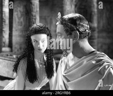 VIVIEN LEIGH und CLAUDE RAINS in CAESAR UND CLEOPATRA 1945 Regisseur GABRIEL PASCAL Stück / Drehbuch George Bernard Shaw Dekor / Kostüme Oliver Messel Art Direction John Bryan und Hein Heckroth Gabriel Pascal Productions / unabhängige Produzenten / National Symphony Orchestra / Eagle-Lion Distributors Ltd Stockfoto