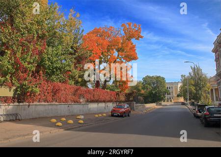 Das Foto wurde im Zentrum der Stadt Odessa aufgenommen. Das Foto zeigt eine herbstliche Stadtlandschaft. Stockfoto