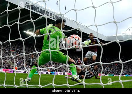 Sandro Tonali von Newcastle United (rechts) erzielt während des Premier League-Spiels in St. James' Park, Newcastle-upon-Tyne. Foto: Samstag, 12. August 2023. Stockfoto