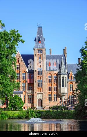 Schloss Loppem / Kasteel van Loppem im Sommer, gotische Wiedergeburt aus dem 19. Jahrhundert / Neogotisches Herrenhaus in Zedelgem bei Brügge in Westflandern, Belgien Stockfoto