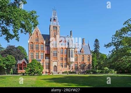 Schloss Loppem / Kasteel van Loppem im Sommer, gotische Wiedergeburt aus dem 19. Jahrhundert / Neogotisches Herrenhaus in Zedelgem bei Brügge in Westflandern, Belgien Stockfoto