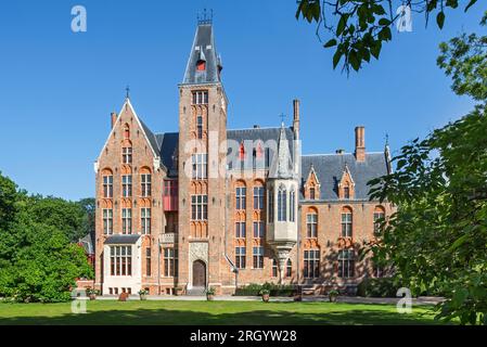 Schloss Loppem / Kasteel van Loppem im Sommer, gotische Wiedergeburt aus dem 19. Jahrhundert / Neogotisches Herrenhaus in Zedelgem bei Brügge in Westflandern, Belgien Stockfoto