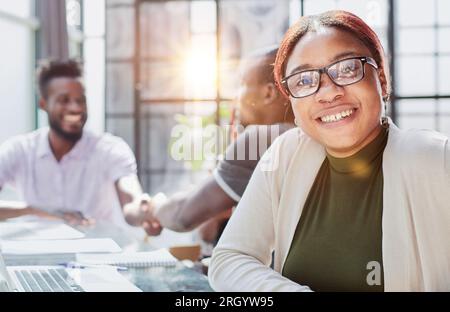 Porträt Einer Geschäftsfrau In Einem Modernen Großraumbüro Mit Business Team In Backgroun Stockfoto