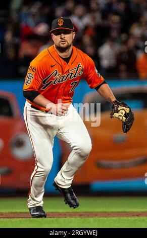 August 11 2023 San Francisco CA, USA San Francisco Third Baseman J.D. Davis(7)reagiert auf einen Infield-Ball während des MLB-Spiels zwischen den Texas Rangers und den San Francisco Giants im Oracle Park San Francisco Calif Thurman James/CSM Stockfoto