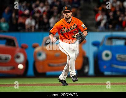 August 11 2023 San Francisco CA, USA San Francisco Third Baseman J.D. Davis(7)reagiert auf einen Infield-Ball während des MLB-Spiels zwischen den Texas Rangers und den San Francisco Giants im Oracle Park San Francisco Calif Thurman James/CSM Stockfoto