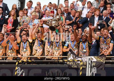 London, Großbritannien. 12. Aug. 2023. John Asiata von Leigh Leopards hebt die Trophäe während des Finalspiels des Betfred Challenge Cup zwischen Leigh Leopards und Hull KR am 12. August 2023 im Wembley Stadium, London, England. Foto: Ken Sparks. Nur redaktionelle Verwendung, Lizenz für kommerzielle Verwendung erforderlich. Keine Verwendung bei Wetten, Spielen oder Veröffentlichungen von Clubs/Ligen/Spielern. Kredit: UK Sports Pics Ltd/Alamy Live News Stockfoto