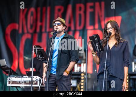 Cottbus, Deutschland. 12. Aug. 2023. Schauspieler Peter Ketnath und Schauspielerin Bettina Zimmermann sind auf der Bühne des Elbenwald Festivals für eine Live-Folge des Radioauftritts Kohlrabenschwarz. Das Elbenwald Festival ist ein dreitägiges Treffen für Menschen jeden Alters, die Filme, Fantasie, Spiele, Konzerte und eine beliebige Kombination von allem genießen. Die Organisatoren erwarten etwa 15.000 Besucher. Kredit: Frank Hammerschmidt/dpa/Alamy Live News Stockfoto