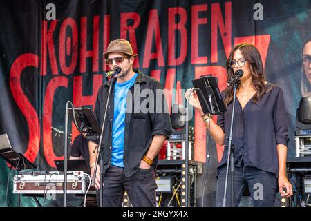 Cottbus, Deutschland. 12. Aug. 2023. Schauspieler Peter Ketnath und Schauspielerin Bettina Zimmermann sind auf der Bühne des Elbenwald Festivals für eine Live-Folge des Radioauftritts Kohlrabenschwarz. Das Elbenwald Festival ist ein dreitägiges Treffen für Menschen jeden Alters, die Filme, Fantasie, Spiele, Konzerte und eine beliebige Kombination von allem genießen. Die Organisatoren erwarten etwa 15.000 Besucher. Kredit: Frank Hammerschmidt/dpa/Alamy Live News Stockfoto