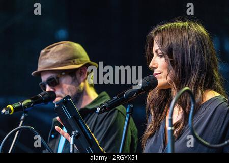 Cottbus, Deutschland. 12. Aug. 2023. Schauspieler Peter Ketnath und Schauspielerin Bettina Zimmermann sind auf der Bühne für eine Live-Folge des Radiospiels „Kohlrabenschwarz“ beim Elbenwald Festival. Das Elbenwald Festival ist ein dreitägiges Treffen für Menschen jeden Alters, die Filme, Fantasie, Spiele, Konzerte und eine beliebige Kombination der oben genannten genießen. Die Organisatoren erwarten etwa 15.000 Besucher. Kredit: Frank Hammerschmidt/dpa/Alamy Live News Stockfoto