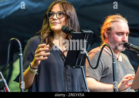 Cottbus, Deutschland. 12. Aug. 2023. Die Schauspielerin Bettina Zimmermann und der Autor Tommy Krappweis sind auf der Bühne des Elbenwald Festivals für eine Live-Folge des Radioauftritts Kohlrabenschwarz. Das Elbenwald Festival ist ein dreitägiges Treffen für Menschen jeden Alters, die Filme, Fantasie, Spiele, Konzerte und eine beliebige Kombination der oben genannten genießen. Die Organisatoren erwarten etwa 15.000 Besucher. Kredit: Frank Hammerschmidt/dpa/Alamy Live News Stockfoto