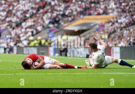 Der englische Freddie Steward nimmt Wales' Josh Adams in die Luft, und Wales wird beim Spiel der Summer Nations Series im Twickenham Stadium, London, mit einem Elfmeterversuch ausgezeichnet. Foto: Samstag, 12. August 2023. Stockfoto