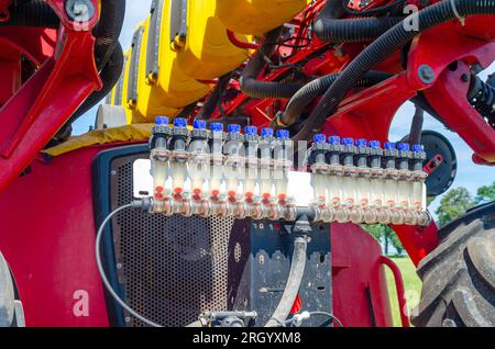 Teile von Sämaschinen für Traktoren. Nahaufnahme von Details landwirtschaftlicher Maschinen Stockfoto