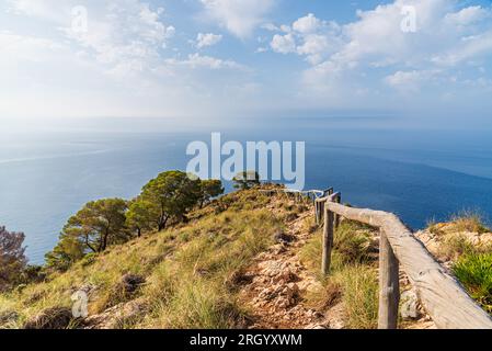 Aussichtspunkt in Richtung Mittelmeer von der Gegend Cerro Gordo in Almuñecar. Stockfoto