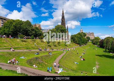 Edinburgh, Schottland, Großbritannien. 12. August 2023. Bei den internationalen Festivals und den Festivals in Fringe waren Tausende von Besuchern im Stadtzentrum von Edinburgh bei warmen Temperaturen und Sonnenschein zu sehen. Bild: Die Gärten der Princes Street waren bei Besuchern beliebt. Iain Masterton/Alamy Live News Stockfoto