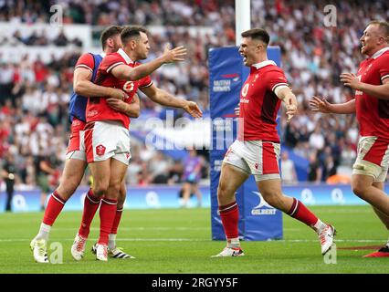 Tomos Williams von Wales feiert einen Versuch beim Summer Nations Series Match im Twickenham Stadium, London. Foto: Samstag, 12. August 2023. Stockfoto