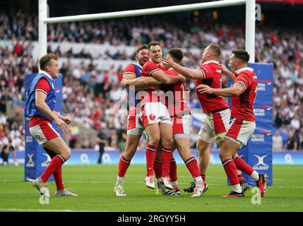 Tomos Williams von Wales feiert einen Versuch beim Summer Nations Series Match im Twickenham Stadium, London. Foto: Samstag, 12. August 2023. Stockfoto