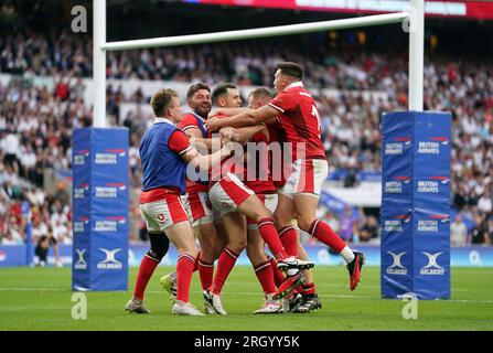 Tomos Williams von Wales feiert einen Versuch beim Summer Nations Series Match im Twickenham Stadium, London. Foto: Samstag, 12. August 2023. Stockfoto