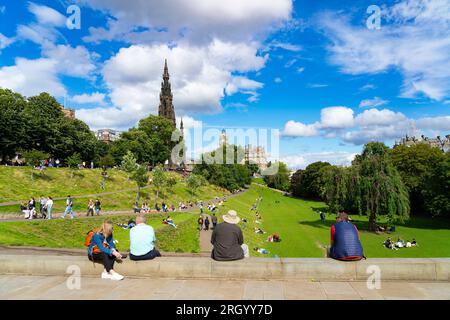 Edinburgh, Schottland, Großbritannien. 12. August 2023. Bei den internationalen Festivals und den Festivals in Fringe waren Tausende von Besuchern im Stadtzentrum von Edinburgh bei warmen Temperaturen und Sonnenschein zu sehen. Bild: Die Gärten der Princes Street waren bei Besuchern beliebt. Iain Masterton/Alamy Live News Stockfoto