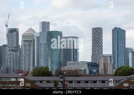 London, Großbritannien. 12. August 2023. Blick auf das Finanzviertel von Canary Wharf, von Greenwich aus gesehen. Die Immobilienentwicklerin Canary Wharf Group (CWG) erklärte, dass sich die CWG angesichts der hohen Zahl unbesetzter Büroflächen, des geplanten Umzugs von HSBC in die ehemalige Hauptniederlassung von BT in der Nähe von St. Paul's, anderen Finanzunternehmen, die ihre Belegung verringern und von zu Hause aus arbeiten, stärker auf Wissenschaft, Einzelhandel und Wohnungswesen konzentrierte. Kredit: Stephen Chung / Alamy Live News Stockfoto