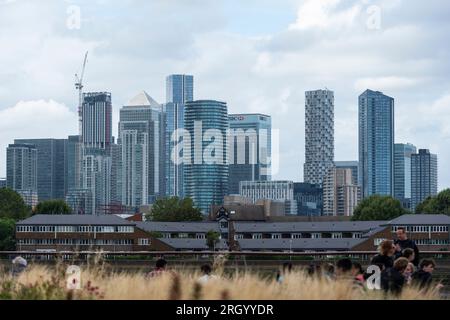 London, Großbritannien. 12. August 2023. Blick auf das Finanzviertel von Canary Wharf, von Greenwich aus gesehen. Die Immobilienentwicklerin Canary Wharf Group (CWG) erklärte, dass sich die CWG angesichts der hohen Zahl unbesetzter Büroflächen, des geplanten Umzugs von HSBC in die ehemalige Hauptniederlassung von BT in der Nähe von St. Paul's, anderen Finanzunternehmen, die ihre Belegung verringern und von zu Hause aus arbeiten, stärker auf Wissenschaft, Einzelhandel und Wohnungswesen konzentrierte. Kredit: Stephen Chung / Alamy Live News Stockfoto