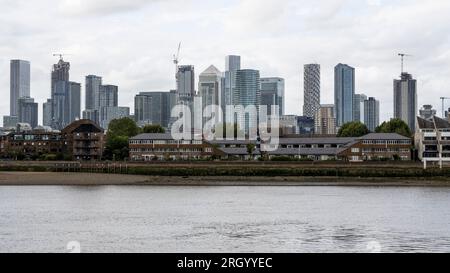 London, Großbritannien. 12. August 2023. Blick auf das Finanzviertel von Canary Wharf, von Greenwich aus gesehen. Die Immobilienentwicklerin Canary Wharf Group (CWG) erklärte, dass sich die CWG angesichts der hohen Zahl unbesetzter Büroflächen, des geplanten Umzugs von HSBC in die ehemalige Hauptniederlassung von BT in der Nähe von St. Paul's, anderen Finanzunternehmen, die ihre Belegung verringern und von zu Hause aus arbeiten, stärker auf Wissenschaft, Einzelhandel und Wohnungswesen konzentrierte. Kredit: Stephen Chung / Alamy Live News Stockfoto