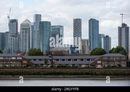 London, Großbritannien. 12. August 2023. Blick auf das Finanzviertel von Canary Wharf, von Greenwich aus gesehen. Die Immobilienentwicklerin Canary Wharf Group (CWG) erklärte, dass sich die CWG angesichts der hohen Zahl unbesetzter Büroflächen, des geplanten Umzugs von HSBC in die ehemalige Hauptniederlassung von BT in der Nähe von St. Paul's, anderen Finanzunternehmen, die ihre Belegung verringern und von zu Hause aus arbeiten, stärker auf Wissenschaft, Einzelhandel und Wohnungswesen konzentrierte. Kredit: Stephen Chung / Alamy Live News Stockfoto