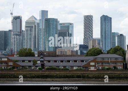 London, Großbritannien. 12. August 2023. Blick auf das Finanzviertel von Canary Wharf, von Greenwich aus gesehen. Die Immobilienentwicklerin Canary Wharf Group (CWG) erklärte, dass sich die CWG angesichts der hohen Zahl unbesetzter Büroflächen, des geplanten Umzugs von HSBC in die ehemalige Hauptniederlassung von BT in der Nähe von St. Paul's, anderen Finanzunternehmen, die ihre Belegung verringern und von zu Hause aus arbeiten, stärker auf Wissenschaft, Einzelhandel und Wohnungswesen konzentrierte. Kredit: Stephen Chung / Alamy Live News Stockfoto