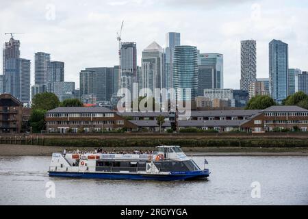 London, Großbritannien. 12. August 2023. Blick auf das Finanzviertel von Canary Wharf, von Greenwich aus gesehen. Die Immobilienentwicklerin Canary Wharf Group (CWG) erklärte, dass sich die CWG angesichts der hohen Zahl unbesetzter Büroflächen, des geplanten Umzugs von HSBC in die ehemalige Hauptniederlassung von BT in der Nähe von St. Paul's, anderen Finanzunternehmen, die ihre Belegung verringern und von zu Hause aus arbeiten, stärker auf Wissenschaft, Einzelhandel und Wohnungswesen konzentrierte. Kredit: Stephen Chung / Alamy Live News Stockfoto