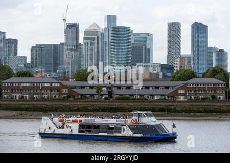 London, Großbritannien. 12. August 2023. Blick auf das Finanzviertel von Canary Wharf, von Greenwich aus gesehen. Die Immobilienentwicklerin Canary Wharf Group (CWG) erklärte, dass sich die CWG angesichts der hohen Zahl unbesetzter Büroflächen, des geplanten Umzugs von HSBC in die ehemalige Hauptniederlassung von BT in der Nähe von St. Paul's, anderen Finanzunternehmen, die ihre Belegung verringern und von zu Hause aus arbeiten, stärker auf Wissenschaft, Einzelhandel und Wohnungswesen konzentrierte. Kredit: Stephen Chung / Alamy Live News Stockfoto