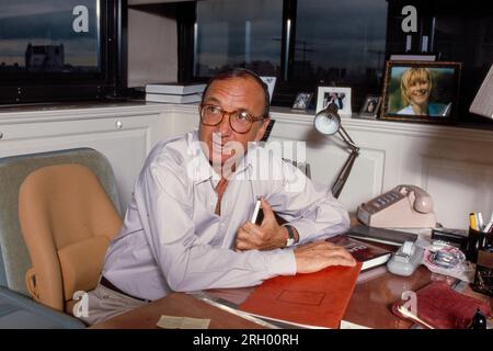 Neil Simon war 1986 in seinem Büro in Manhattan ein amerikanischer Dramatiker, Drehbuchautor und Autor. Er schrieb mehr als 30 Stücke und fast die gleiche Anzahl an Filmdrehbüchern, meist Filmanpassungen seiner Stücke. Er hat drei Tony Awards und einen Golden Globe Award sowie Nominierungen für vier Academy Awards und vier Primetime Emmy Awards erhalten. 1975 erhielt er den Special Tony Award, 1995 die Kennedy Center Honors und 2006 den Mark Twain-Preis für amerikanischen Humor. Foto von Bernard Gotfryd Stockfoto